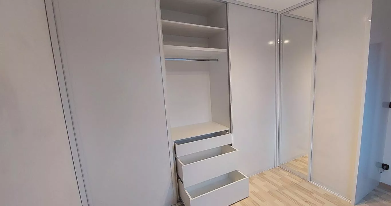 Vestavěné skříně na míru